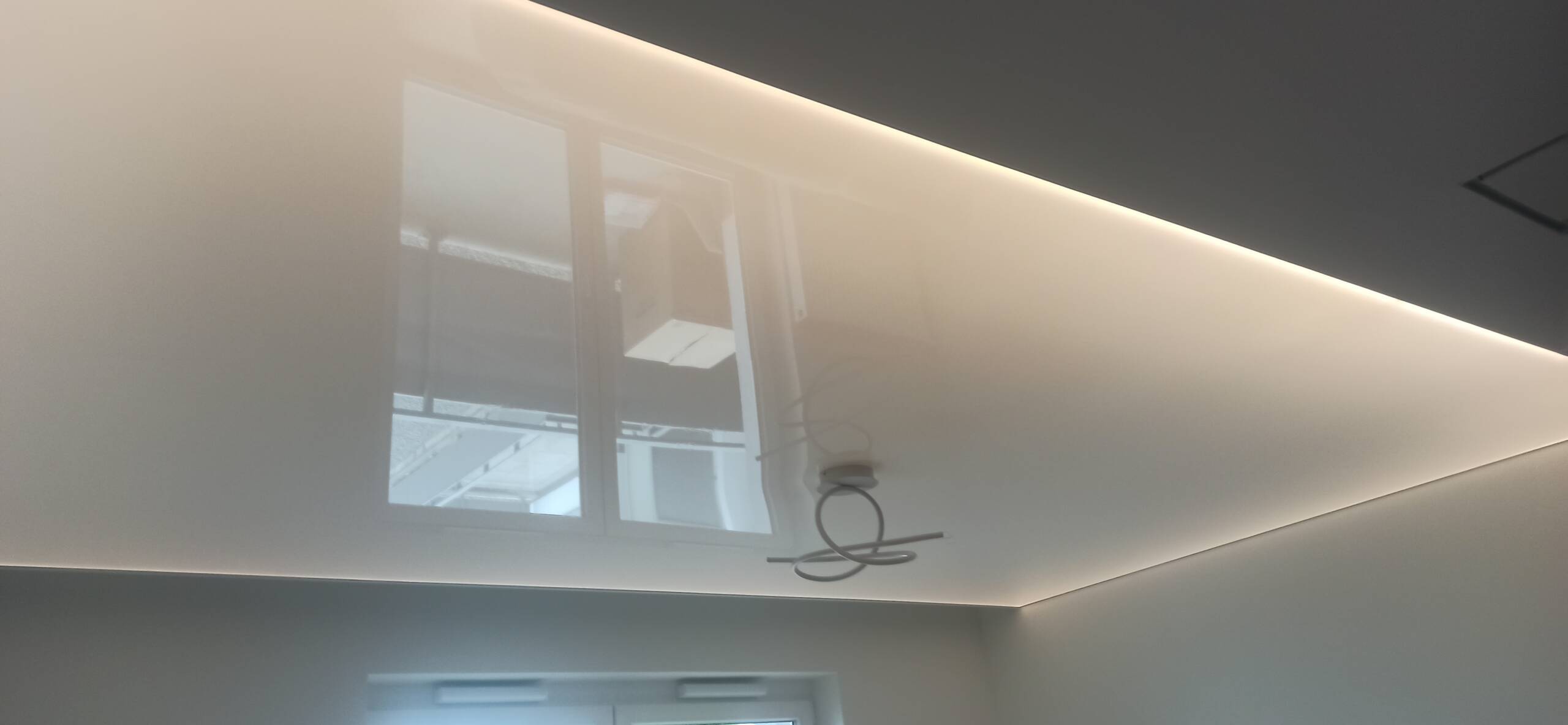 Realizacja sufitów napinanych